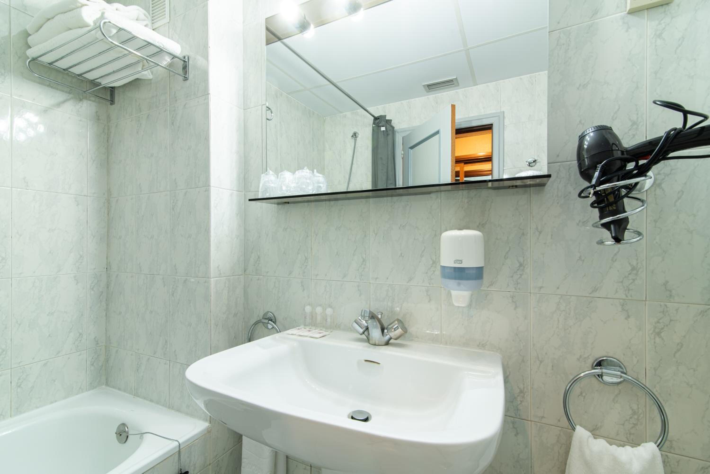 combined shower/bathtub, free toiletries, hair dryer, bidet