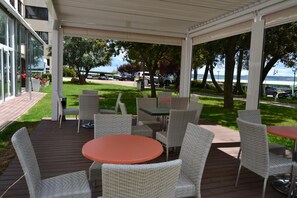 Breakfast, lunch, dinner served; local cuisine  - Hospedium Hotel Europa Centro (Magaz)