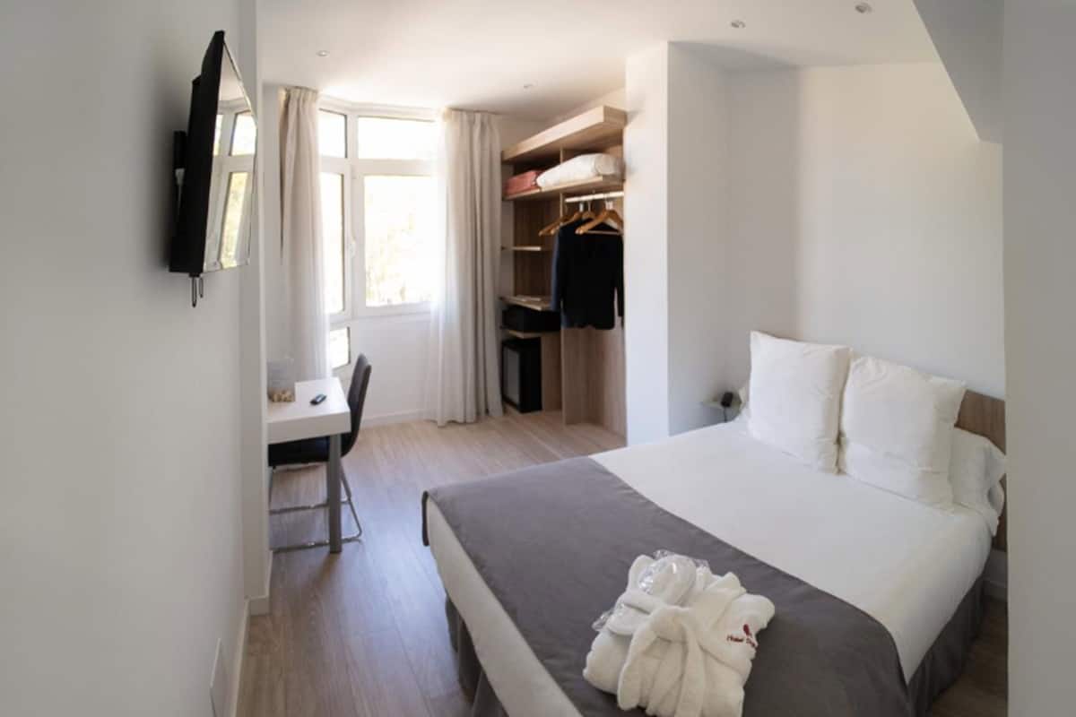 Minibar, caja de seguridad en la habitación y escritorio