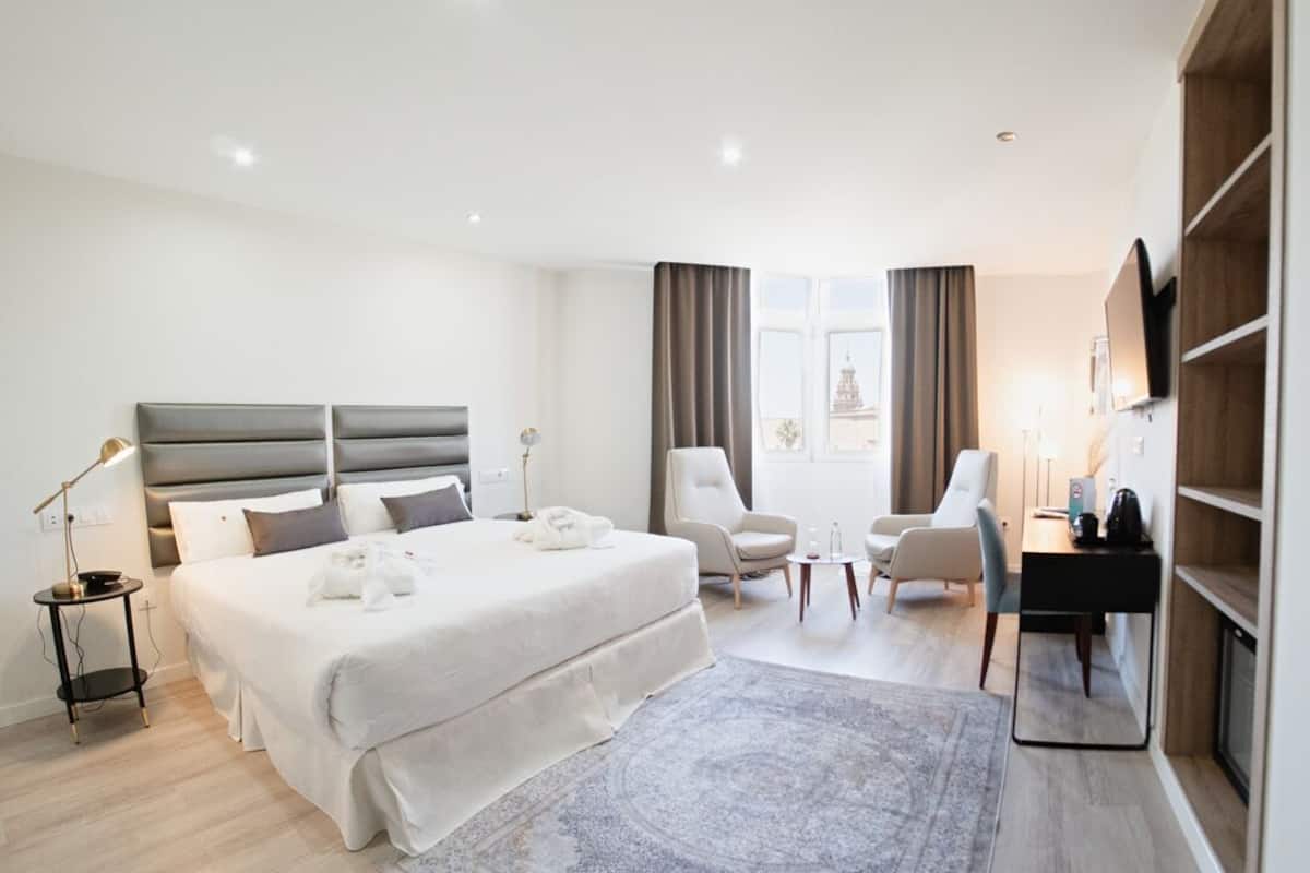 Premium Room (Plus Parking incluido) | Minibar, in-room safe, desk, blackout drapes