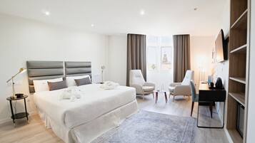 Premium kamer (Plus Parking incluido) | Een minibar, een kluis op de kamer, een bureau, verduisterende gordijnen