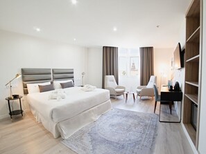 Premium-Zimmer (Plus Parking incluido) | Minibar, Zimmersafe, Schreibtisch, Verdunkelungsvorhänge