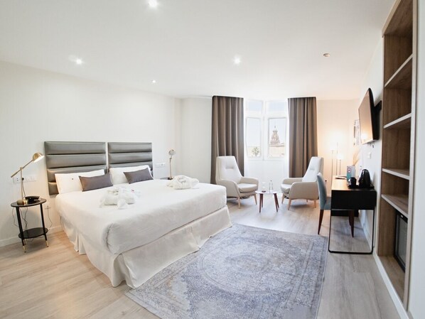 Premium Room (Plus Parking incluido) | Minibar, in-room safe, desk, blackout drapes