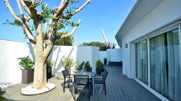 Ropa de cama de alta calidad, cubrecamas y minibar