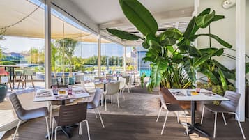 3 restaurantes; se sirven desayunos, almuerzos y cenas