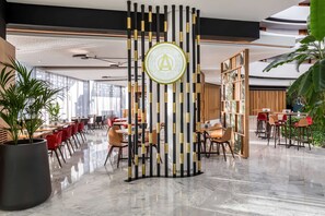 3 間餐廳；供應早餐、午餐和晚餐