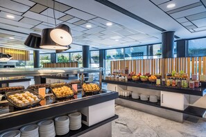 3 restaurants, breakfast, lunch, dinner served; Spanish cuisine