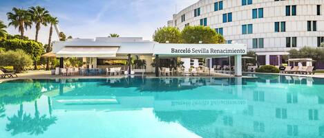 Alberca techada y alberca al aire libre por temporada