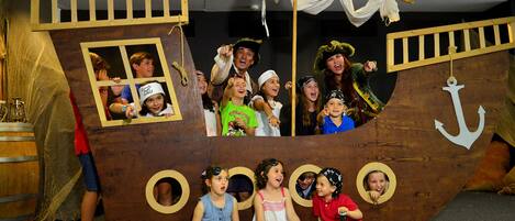Un espace de jeux sur le thème des bateaux en bois, conçu pour les enfants et les adultes.