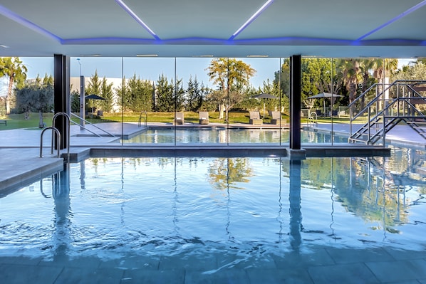 Piscine intérieure, piscine extérieure en saison, 11 h à 20 h, parasols