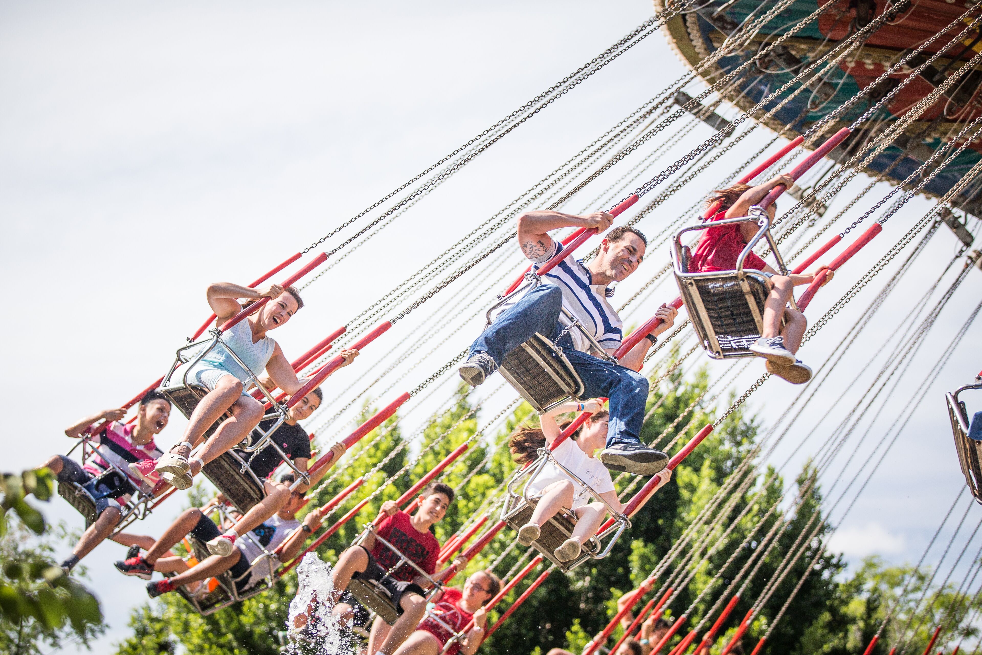 Un grupo de personas en un carrusel giratorio en un parque de atracciones.