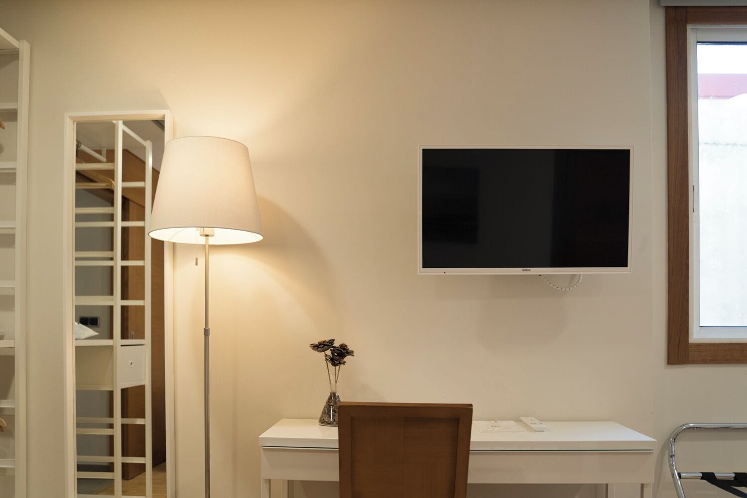 single room | desk, soundproofing, free wifi, bed sheets