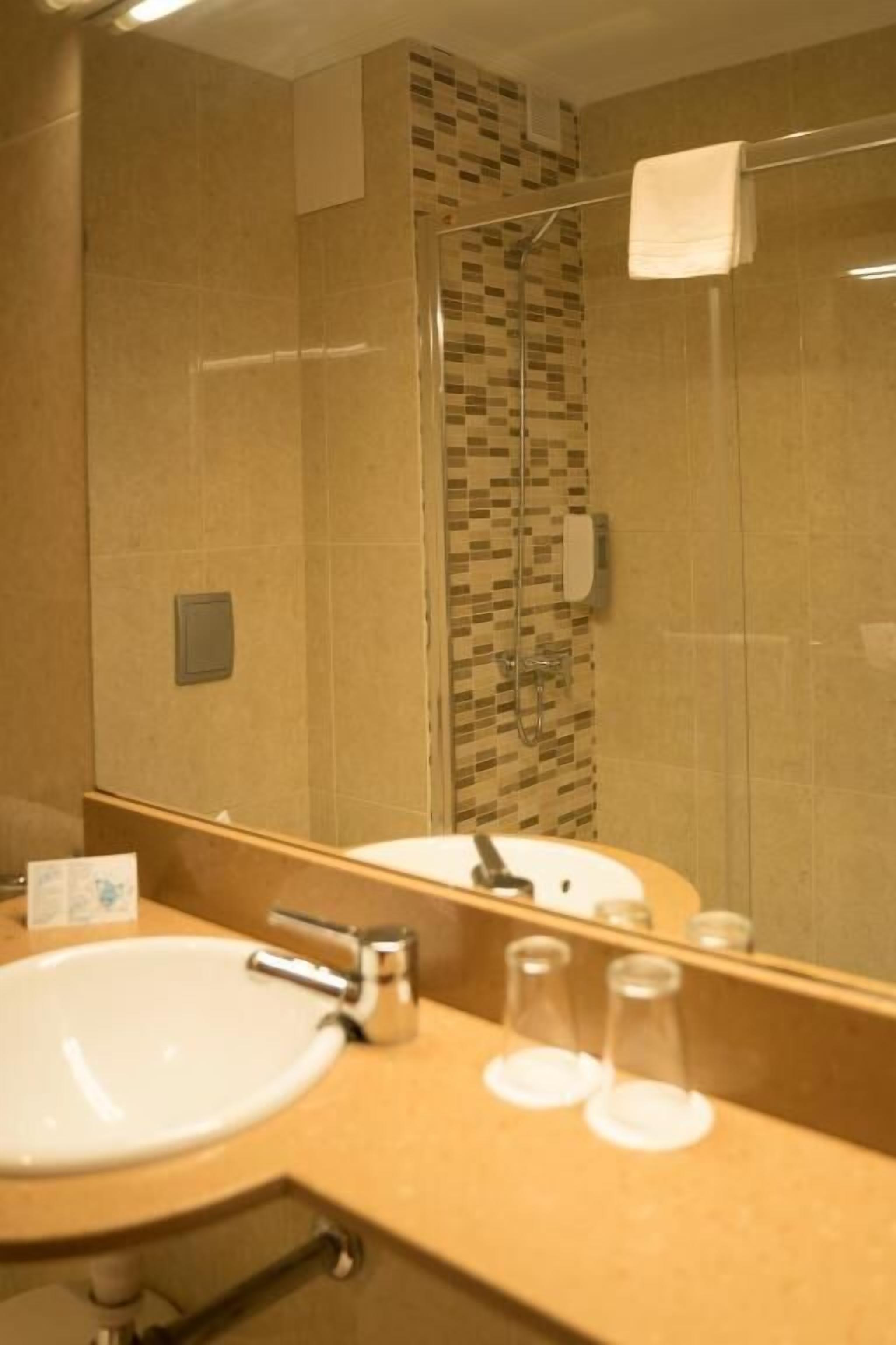 combined shower/bathtub, hair dryer, towels