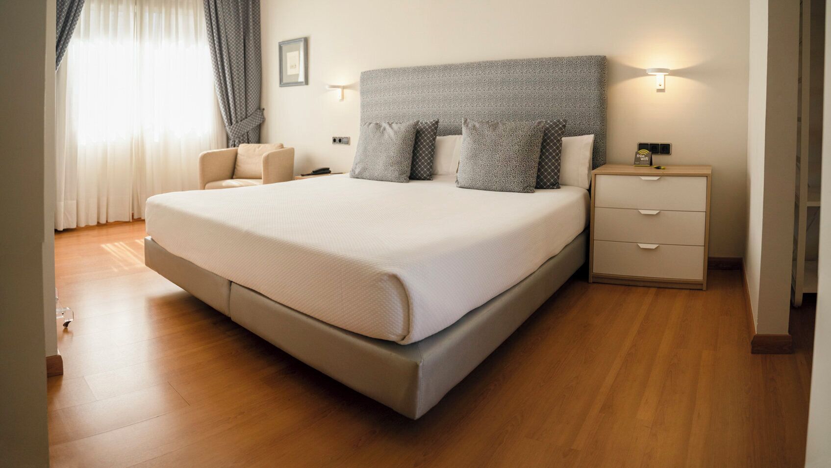 Desk, soundproofing, free WiFi, bed sheets