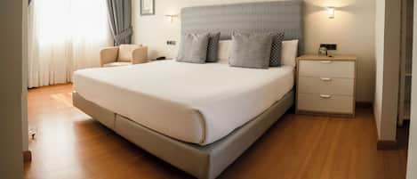 Meja kerja, kedap suara, Wi-Fi gratis, dan seprai linen