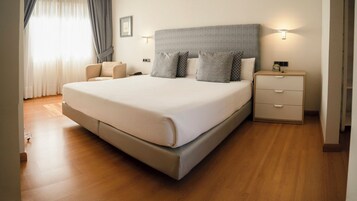 Desk, soundproofing, free WiFi, bed sheets