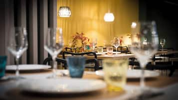 Breakfast, lunch, dinner served; Indonesian cuisine