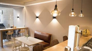 Breakfast, lunch, dinner served; Indonesian cuisine