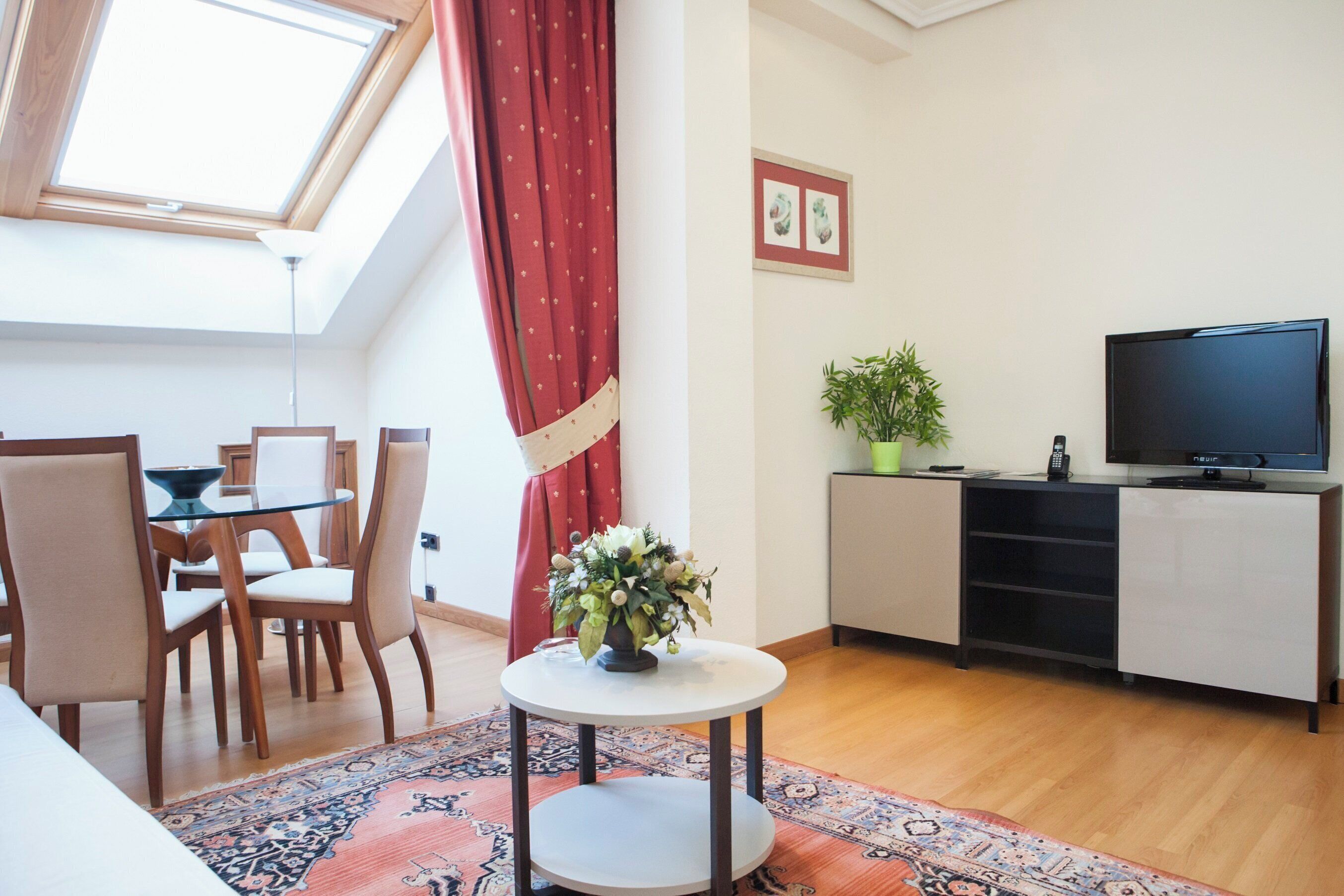 Skrivebord, lydisolert, wi-fi (inkludert) og sengetøy