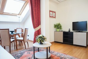 Een bureau, geluiddichte muren, gratis wifi, beddengoed