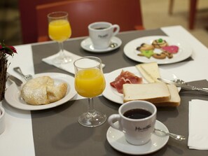 Daily buffet breakfast for a fee - Hotel Sercotel Tres Luces (Vigo)