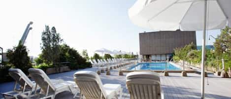 Kauden mukainen ulkouima-allas, aurinkovarjoja