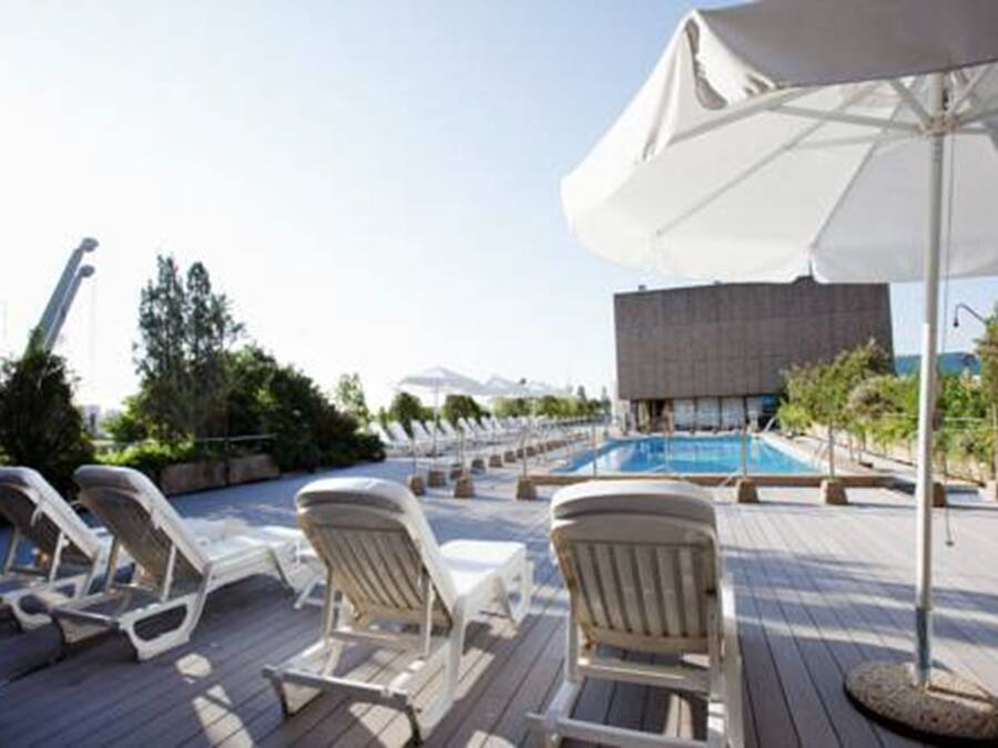 Seasonal outdoor pool, pool umbrellas