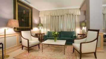 Een minibar, een kluis op de kamer, een bureau, geluiddichte muren