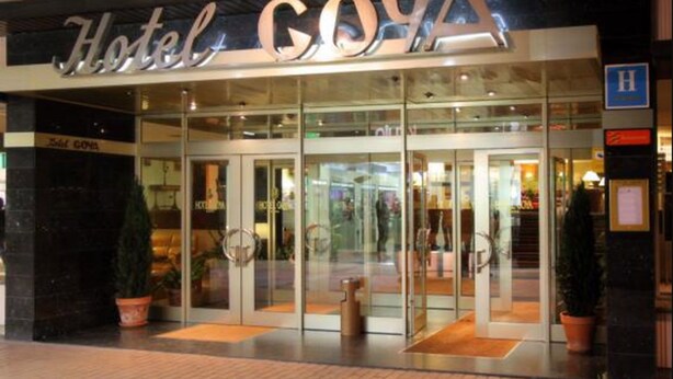 A hotel entrance with a glass facade, a sign reading "Hotel Goya", and a visible handicap accessibility sign. - Hotel Goya (Zaragoza)