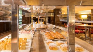 A buffet with various pastries and breakfast items. - Hotel Goya (Zaragoza)