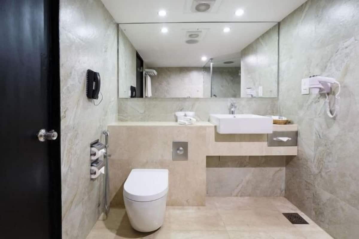 Badezimmer | Badewanne und Dusche (separat), Regendusche, kostenlose Toilettenartikel