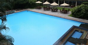 Hồ bơi ngoài trời, mở cửa từ 6:00 đến 19:00, dù/ô trên bãi biển/hồ bơi 