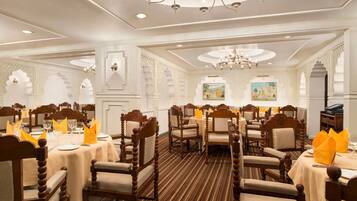 2 restaurants; breakfast, lunch, dinner and brunch served