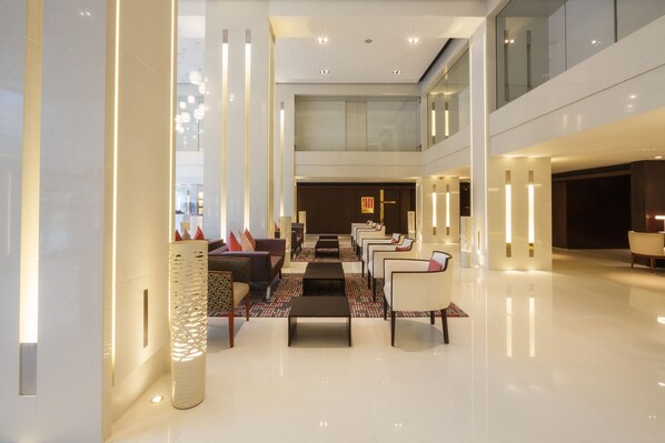 Lobby sitting area - Ramada by Wyndham Colombo (Colombo)