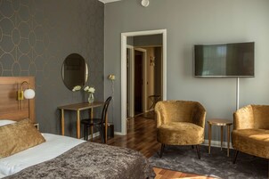 加厚床垫、客房内保险箱、办公桌、遮光窗帘