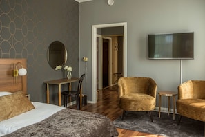 Surmatelas, coffres-forts dans les chambres, bureau, rideaux occultants