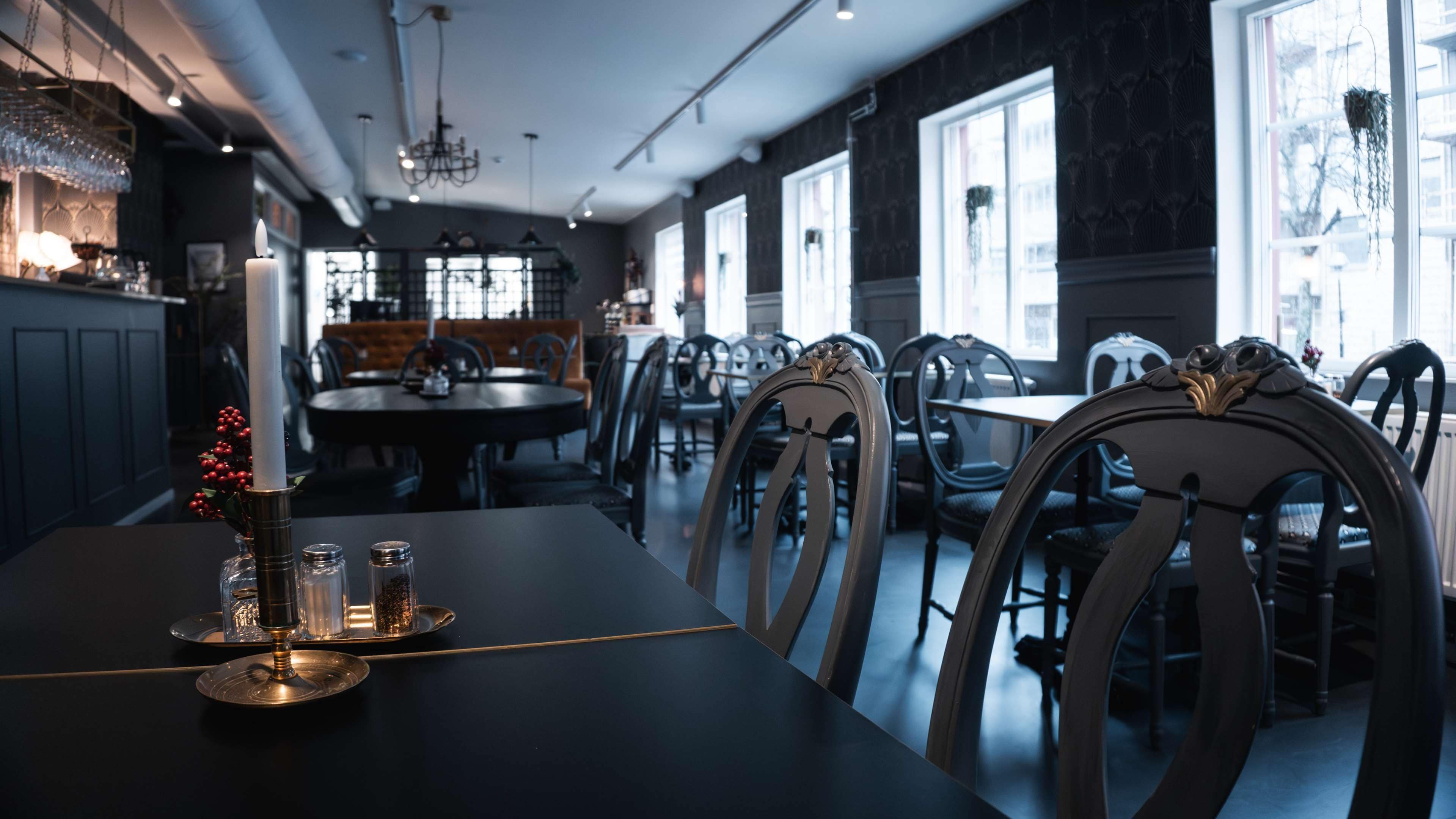 Frukost och middag serveras