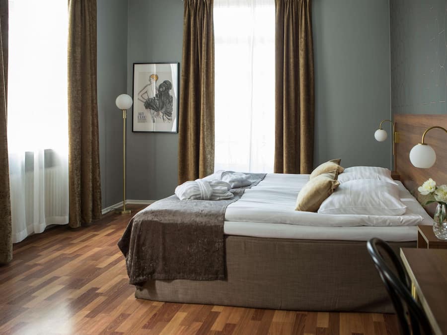 Pillowtop beds, in-room safe, desk, blackout drapes