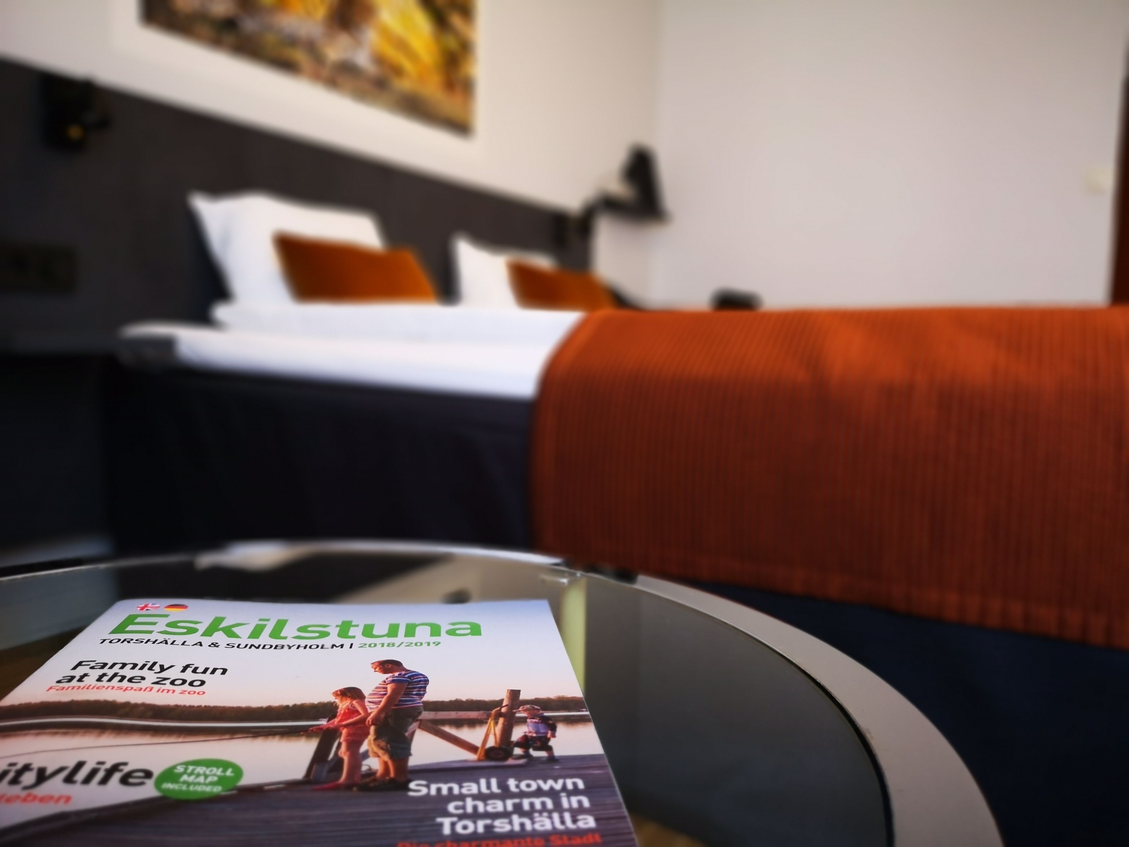 Un folleto sobre una mesa en una habitación de hotel.