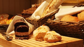 Verschiedene Brotsorten und Gebäck auf einem Holztisch.