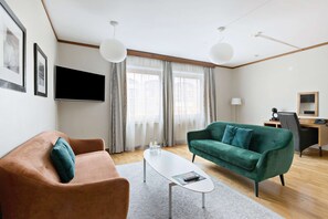 Business Room, 1 King Bed, Non Smoking | In-room safe, desk, laptop workspace, blackout curtains