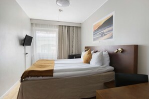 1 habitación, caja de seguridad en la habitación y escritorio 