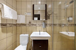 Habitación superior, 1 cama individual, para no fumadores | Baño | Amenidades de baño gratuitas, secadora de cabello, toallas 