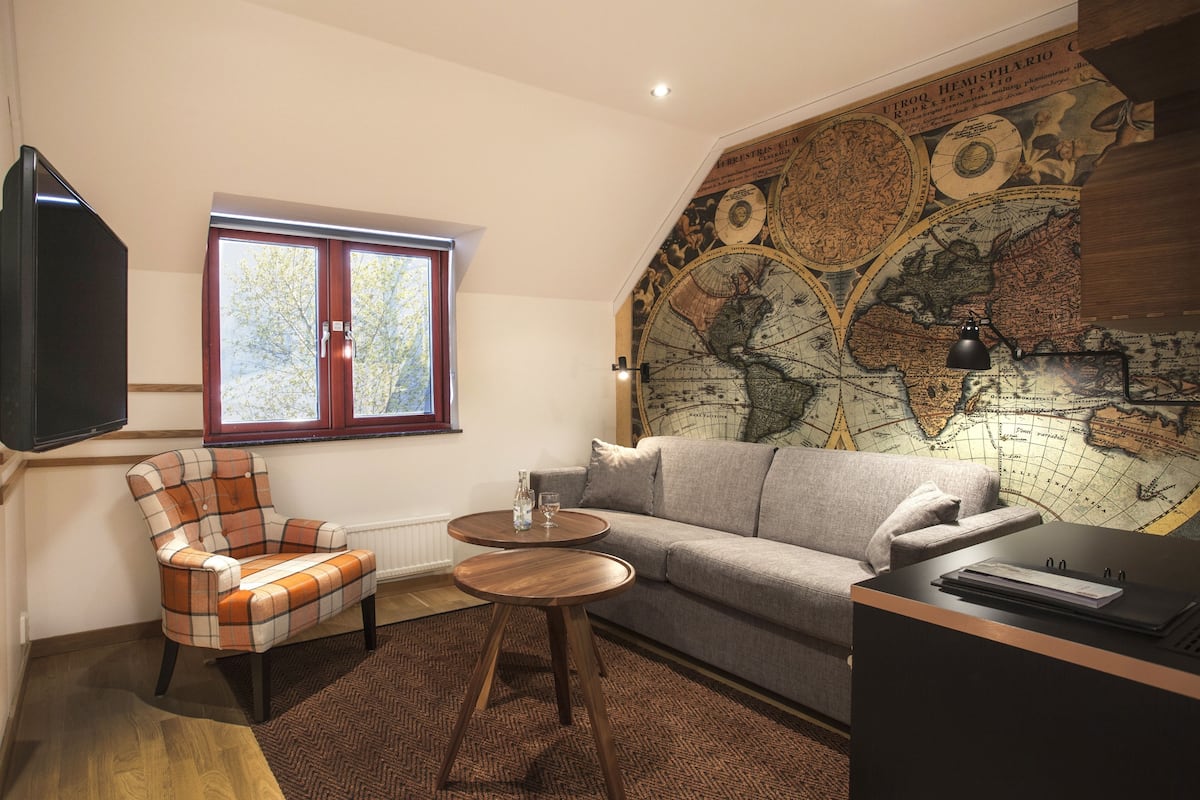 family room (+ sofa bed 80 cm and extra bed) | living area | 32-inch flat-screen tv with cable channels, tv