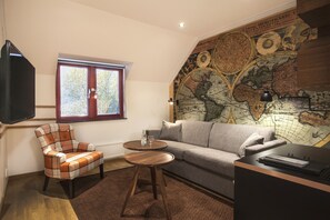 Familierom (+ Sofa bed 80 cm and extra bed) | Oppholdsområde | En 32-tommers Flatskjerm-TV med kabel-kanaler samt TV