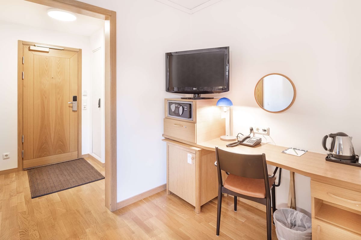 standard room, 1 queen bed, non smoking | 1 bedroom, in-room safe, desk, blackout curtains