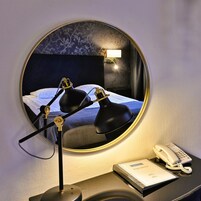 Ropa de cama hipoalergénica y caja de seguridad en la habitación 