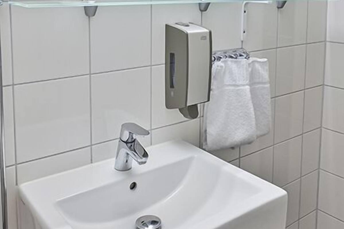 standard twin room | bathroom | shower, hair dryer, towels