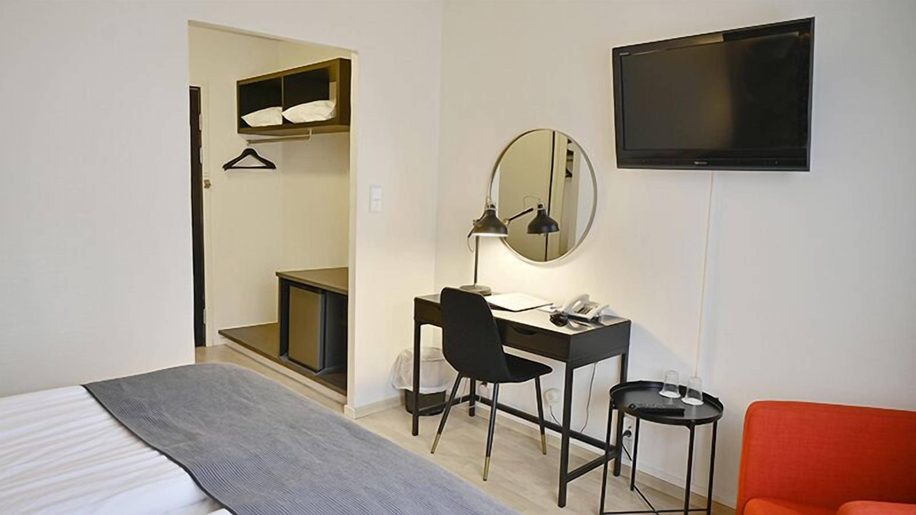 standard double room | 1 bedroom, hypo-allergenic bedding, in-room safe, desk