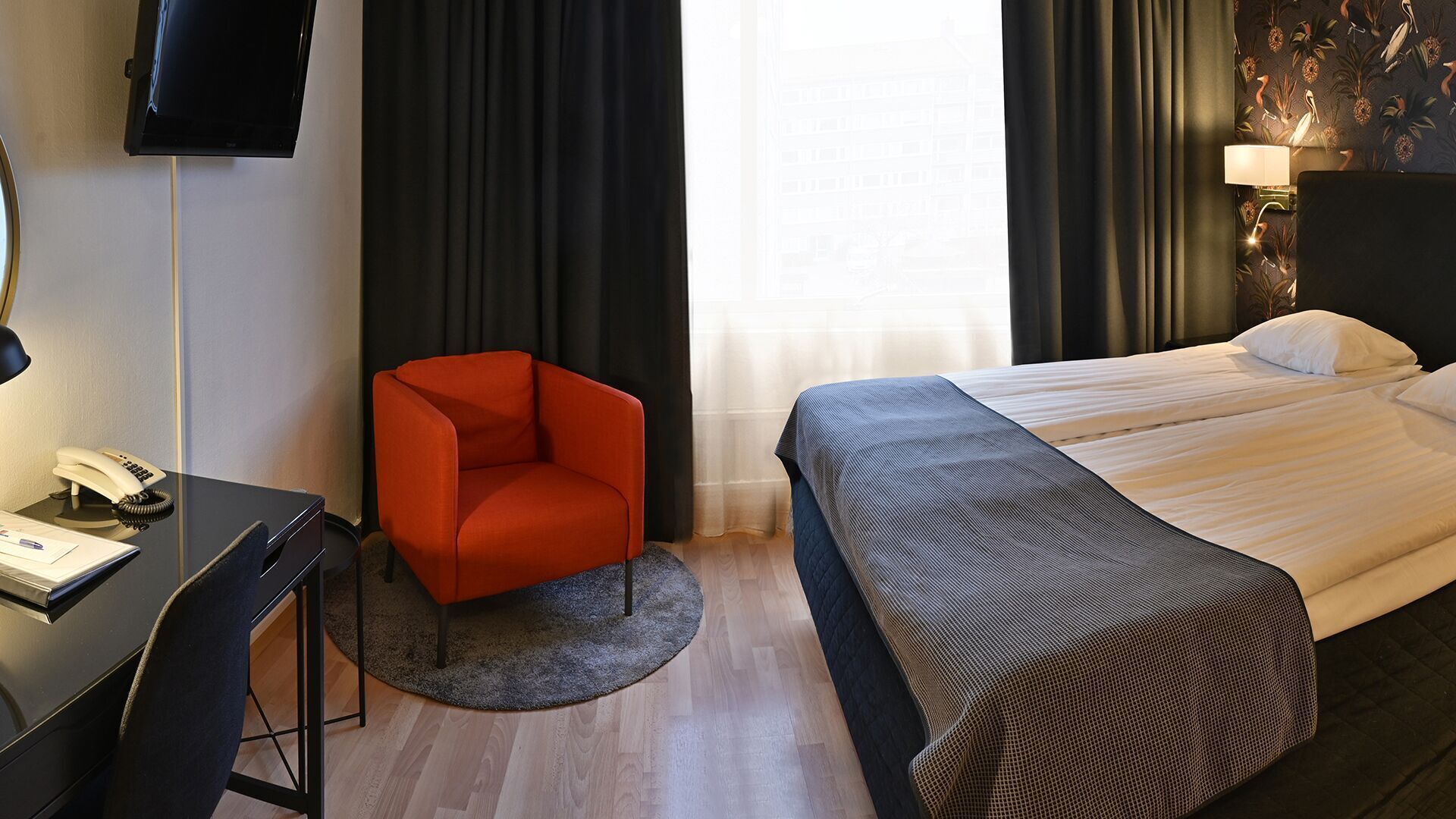 Hypo-allergenic bedding, in-room safe, desk, blackout drapes